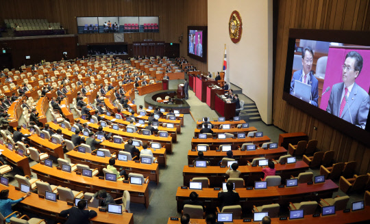 유일호 경제 부총리 겸 기획재정부 장관이 22일 오전 국회에서 열린 경제 분야 대정부질문에서 새누리당 함진규 의원의 질의에 답하고 있다.